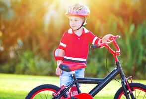 poco ragazzo con bicicletta foto