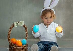 contento bambino ragazzo con Pasqua uova foto