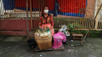 14 febbraio 2021 - venditore di bevande alle erbe con maschera. semarang, indonesia foto