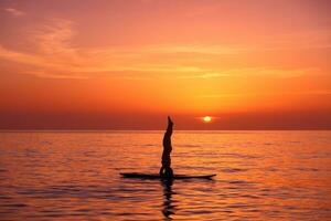 yoga allenatore su il spiaggia foto