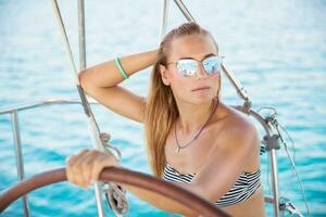 attraente ragazza su barca a vela foto