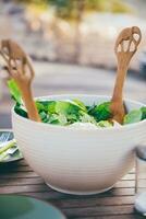 delizioso verde insalata nel all'aperto bar foto