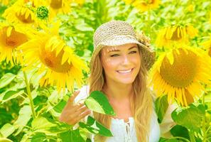 carino ragazza nel girasole campo foto