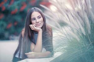 carino femmina nel il giardino foto