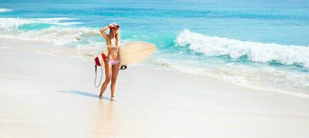 in forma surfer ragazza su il spiaggia foto