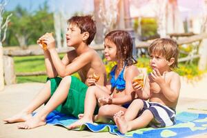 contento bambini su il spiaggia foto