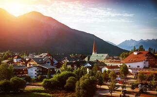 bellissimo città nel il montagne foto