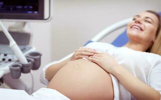contento incinta donna su ultrasuono foto