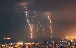 bellissimo fulmine al di sopra di notte città foto