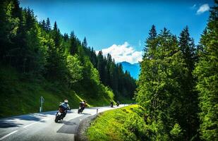 bikers nel montagnoso giro foto