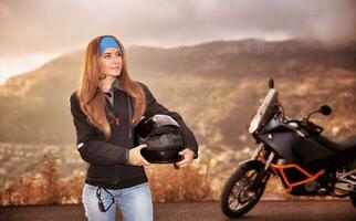 bellissimo motociclista ragazza foto