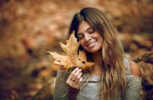 bellissimo donna nel autunno parco. foto