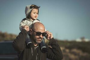 padre giocando con il suo poco figlio foto