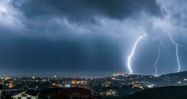 notte paesaggio urbano con fulmine al di sopra di esso foto