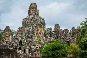 antiche facce di pietra del tempio bayon, angkor, cambogia foto