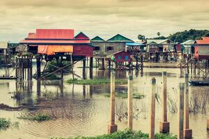 le case su trampoli su il galleggiante villaggio di kampong Phluk, tonle linfa lago, siem raccogliere Provincia, Cambogia foto