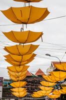 strada decorato con giallo ombrelli foto