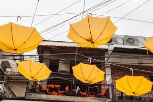 strada decorato con giallo ombrelli foto