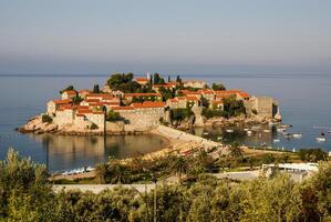 sveti stefano è un' isolotto nelle vicinanze budva nel montenegro foto