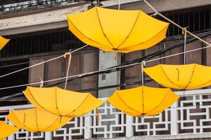 strada decorato con giallo ombrelli foto