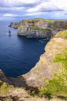 famoso scogliere di moher con Torre. Irlanda foto