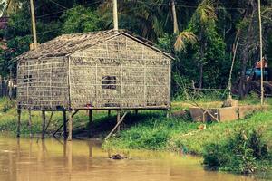 tipico Casa su il tonle linfa lago, Cambogia. foto