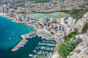 alto angolo Visualizza di il marina nel Calpe, alicante, Spagna foto