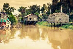 tipico Casa su il tonle linfa lago, Cambogia. foto