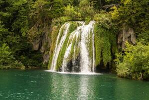 grande cascata Visualizza nel il nazionale parco di plitvice nel Croazia foto