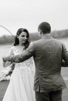 il primo nozze danza di il sposa e sposo su il molo vicino il fiume foto