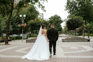 lo sposo in abito marrone e la sposa in abito bianco foto