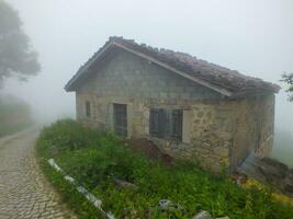 vecchio pietra Villetta Casa nel dumanli villaggio nel nebbioso tempo atmosferico, gommosa, turco. foto