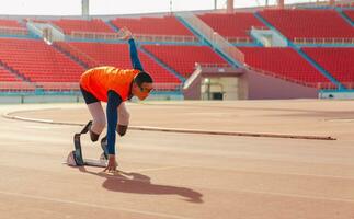 asiatico para-atleta corridore protesico gamba su il traccia solo al di fuori su un' stadio traccia paralimpico in esecuzione concetto. foto