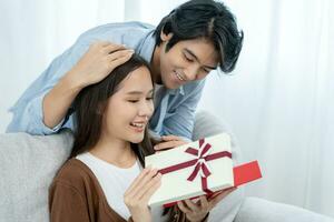 asiatico coppie siamo di per fare un' sorpresa con loro mogli su loro nozze anniversario. adolescenziale marito e moglie dopo matrimonio. felicità e sorrisi e risata nel caldo famiglia. coccole, caldo abbracci foto