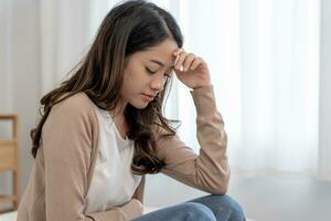 infelice asiatico donna ragazza deluso, triste di problema nel casa solo, sentire solitario, stressato, sofferenza a partire dal cattivo relazione, rompere su, divorzio, femmina confuso, depressione mentale Salute, solitudine foto