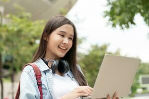 bellissimo alunno asiatico donna con sorpresa annunciare finale esame. Sorridi ragazza contento nel Università città universitaria. ritratto femmina su internazionale Asia Università. formazione scolastica, studia, scuola, contento foto