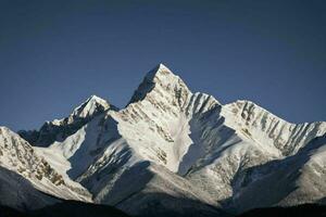 ai generato neve montagna picchi con chiaro blu cielo foto