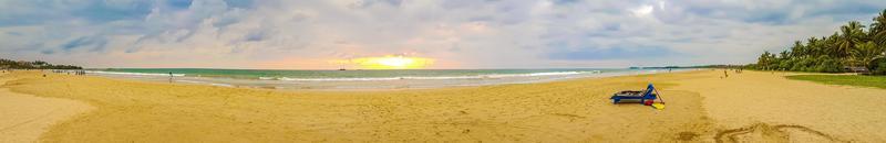 bellissimo panorama colorato al tramonto dalla spiaggia di bentota sri lanka foto