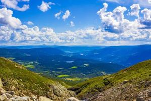 panorama del paesaggio di montagna al giorno di sole in vang norvegia foto