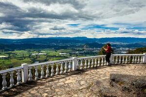 giovane donna a un' punto di vista al di sopra di il bellissimo sopo valle a il Dipartimento di cundinamarca nel Colombia foto