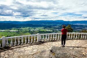 giovane donna a un' punto di vista al di sopra di il bellissimo sopo valle a il Dipartimento di cundinamarca nel Colombia foto