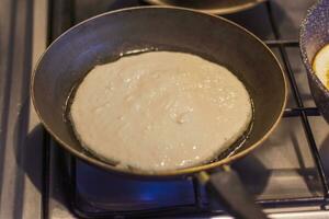 vicino su tiro di un' Pancakes essere al forno su il cucina. cibo foto