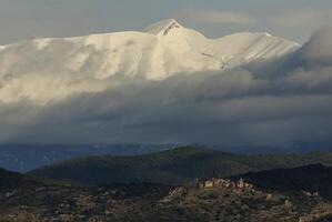 vista panoramica, lato sud, del massiccio della maladeta nei pirenei foto