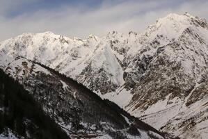 vista panoramica, lato sud, del massiccio della maladeta nei pirenei foto