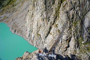 il ponte campate il lago, triftsee, Svizzera foto