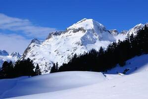 vista panoramica, lato sud, del massiccio della maladeta nei pirenei foto