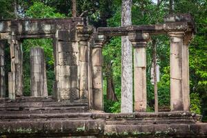 antico khmer architettura. sorprendente Visualizza di Bayon tempio a tramonto. Angkor wat complesso, siem raccogliere, Cambogia viaggio destinazioni foto