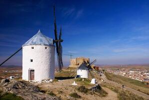 cervantes don chisciotte mulini a vento e consueto castello. castiglia la mancia, Spagna foto