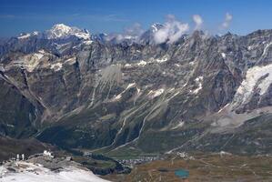 alta montagna sotto la neve in inverno foto