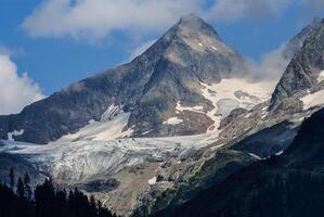 neve montagna sotto blu cielo nel il Gadmen, Svizzera foto